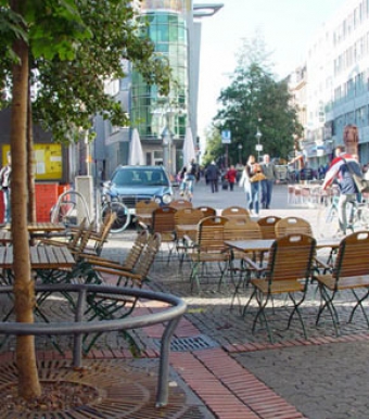 verweilen, schauen, Lebendigkeit tankenFrankfurt-Bornheim, Cafe am Uhrt&uuml;rmchen&bdquo;Momente scheinen keine Ahnung zu haben, wie wichtig sie zuweilen sind&ldquo;
